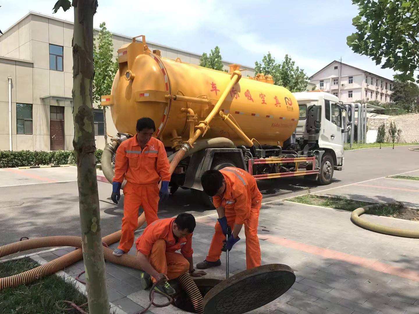 历下管道疏通车停在窨井附近