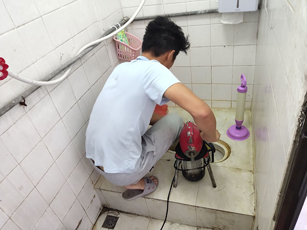 历下肥皂掉到马桶里把马桶堵住了怎么办？马桶堵住了怎么办